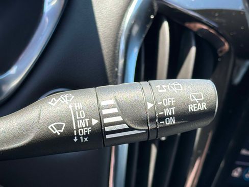 Used 2023 Chevrolet Traverse LT image 23