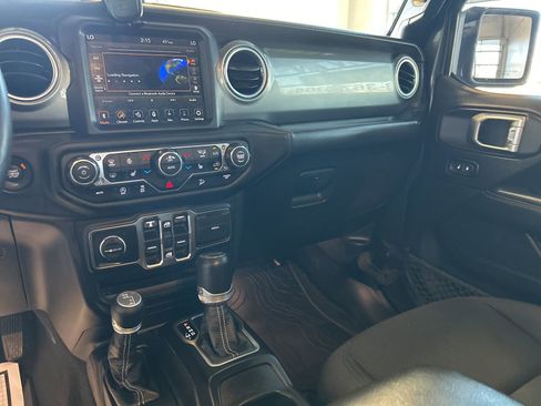 Used 2019 Jeep Wrangler Unlimited Sahara image 21