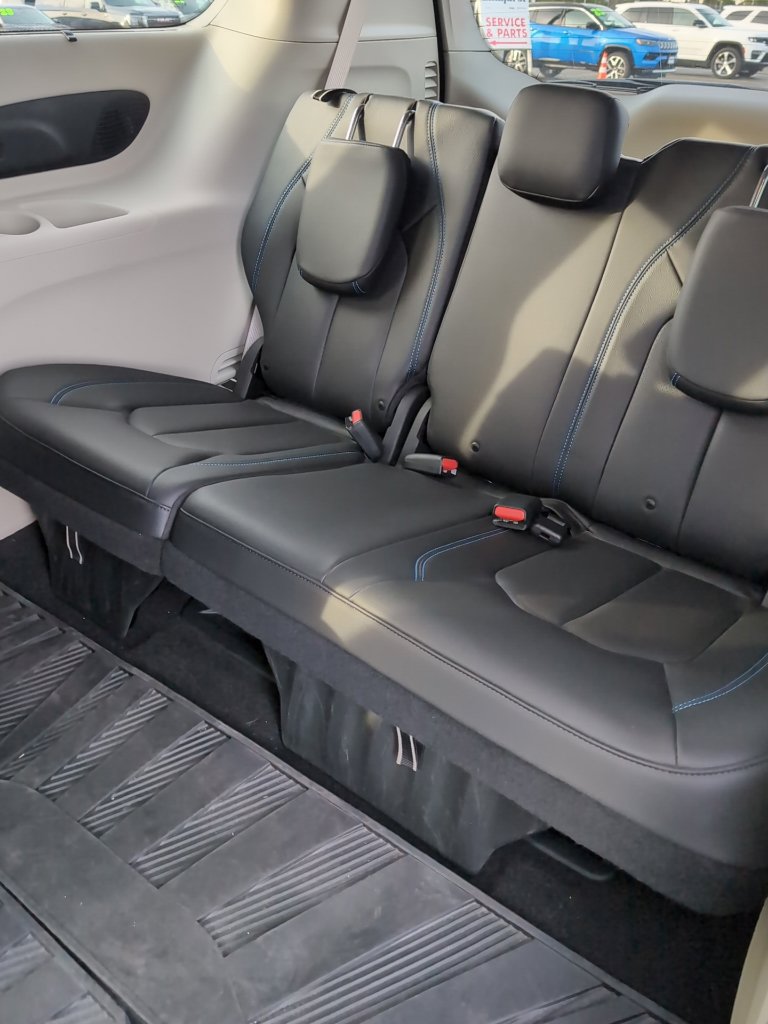Used 2021 Chrysler Pacifica Touring-L w/ Uconnect Theater Family Group FWD image 9