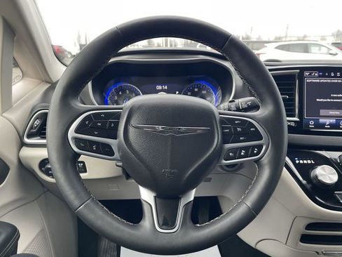 Used 2024 Chrysler Pacifica Touring-L FWD image 11