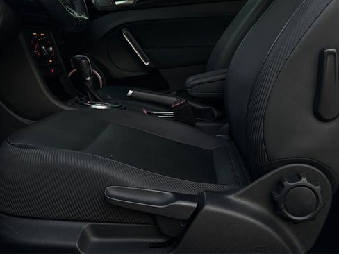 Used 2013 Volkswagen Beetle 2.0T image 36