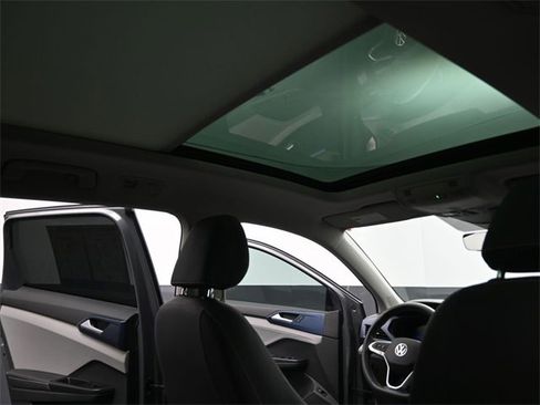 Used 2024 Volkswagen Taos SE image 27