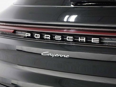 Certified 2024 Porsche Cayenne AWD/4WD image 8