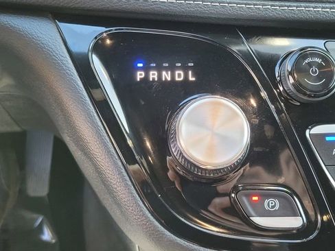 Used 2024 Chrysler Pacifica Select image 23