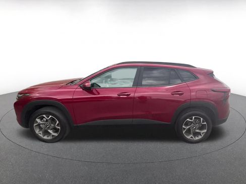Used 2025 Chevrolet Trax LT w/ LT Convenience Package FWD image 9