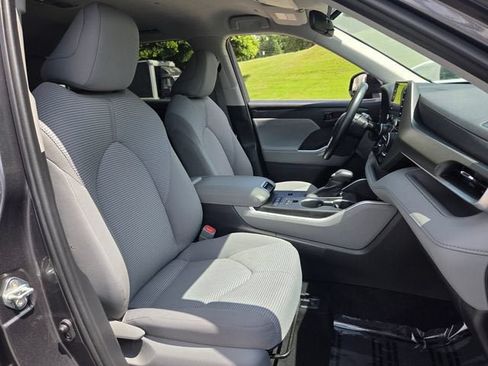 Used 2021 Toyota Highlander LE FWD image 17