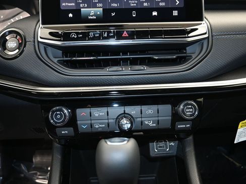 New 2026 Jeep Compass Latitude AWD/4WD image 18