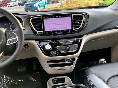Used 2024 Chrysler Pacifica Touring-L image 6