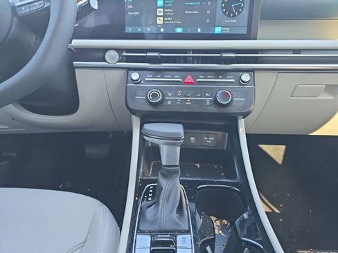 Used 2025 Hyundai Tucson SE image 3