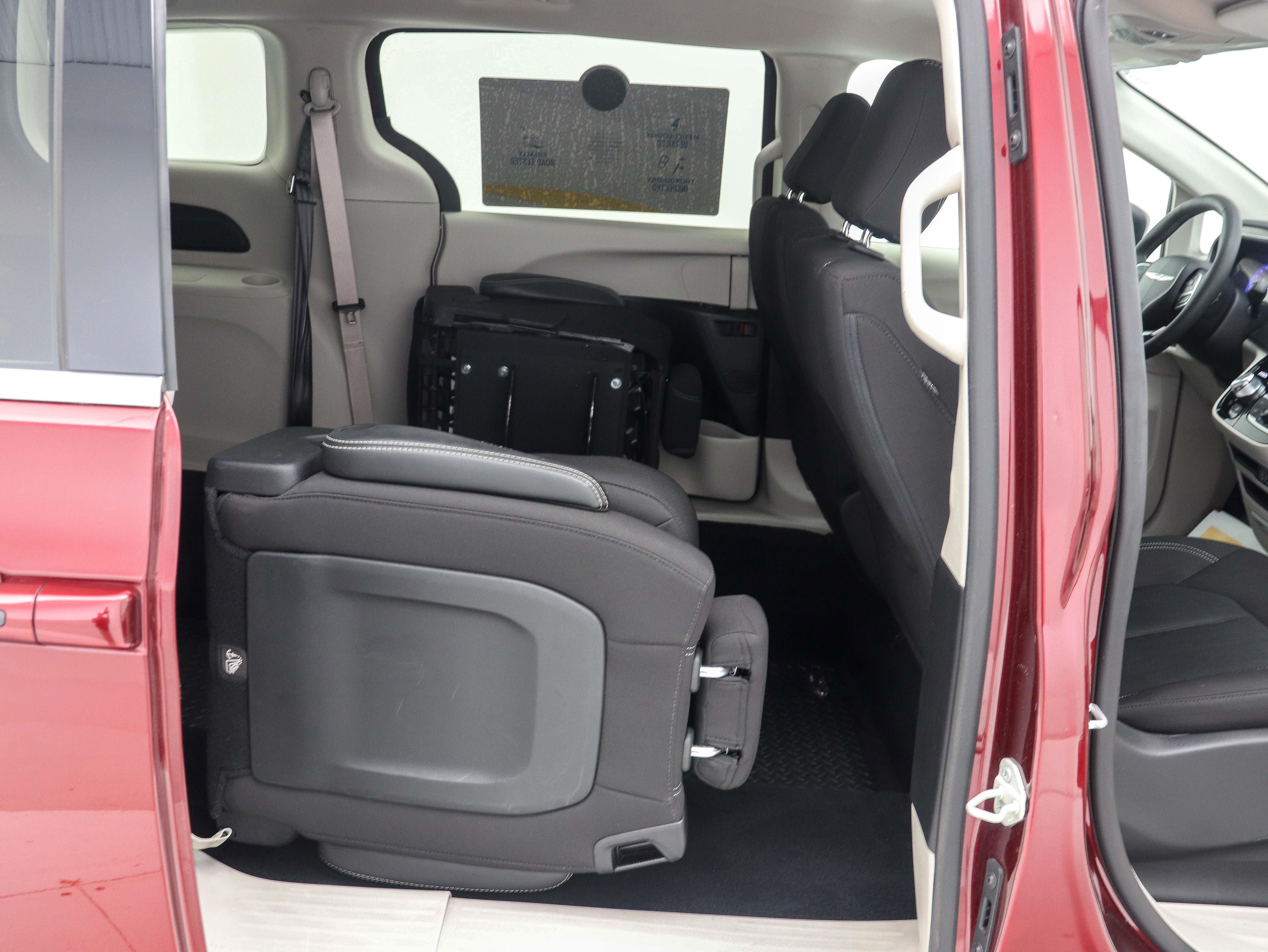 Used 2023 Chrysler Voyager LX FWD image 16