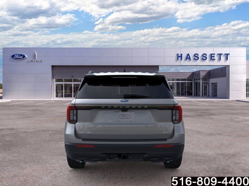 Used 2025 Ford Explorer Active AWD/4WD image 6