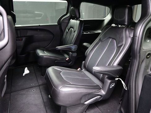 Used 2025 Chrysler Pacifica Select FWD image 10