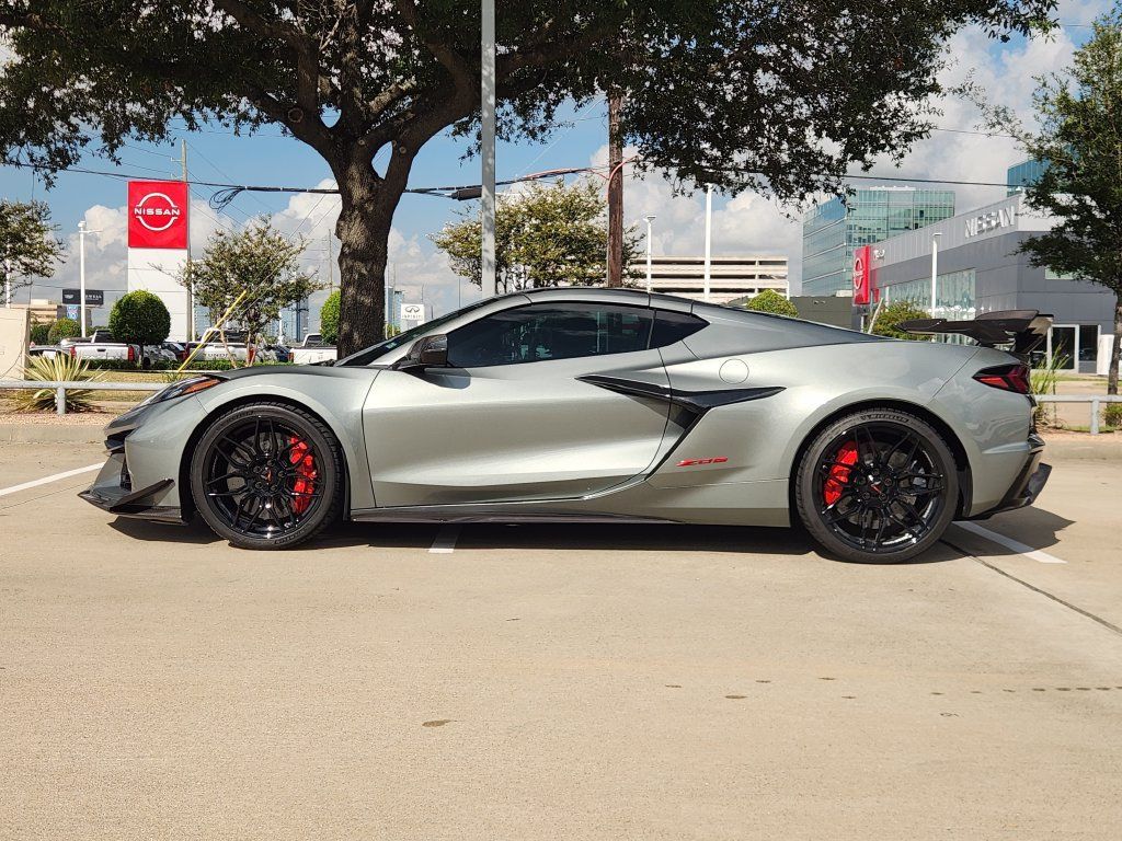 Used 2024 Chevrolet Corvette Z06 w/ Z07 Performance Package RWD image 4