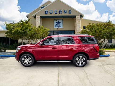 Used 2022 Ford Expedition XLT image 2