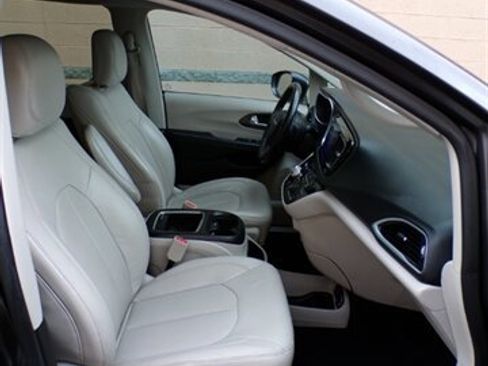 Used 2017 Chrysler Pacifica Touring-L Plus image 31