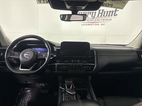 Used 2023 Nissan Pathfinder Platinum image 23