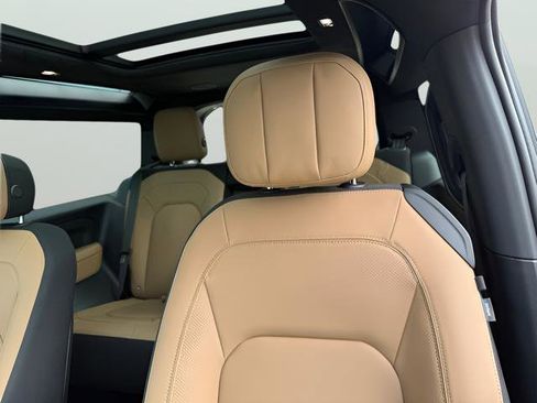 New 2025 Land Rover Defender 90 V8 image 19