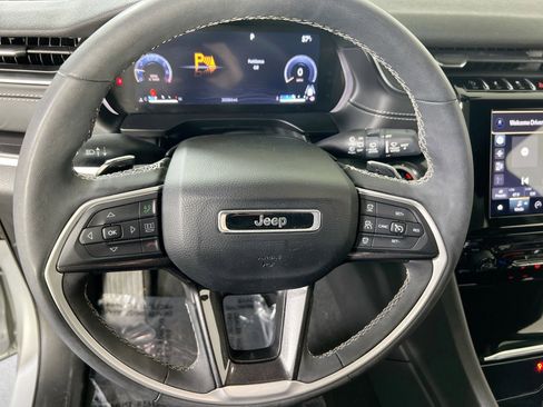 Used 2023 Jeep Grand Cherokee Altitude image 10