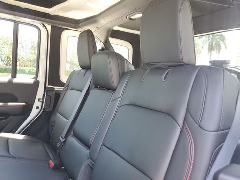 Used 2024 Jeep Wrangler Unlimited Rubicon AWD/4WD image 12