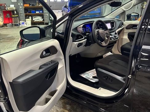 Used 2024 Chrysler Voyager LX image 11