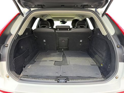 Used 2019 Volvo XC60 T5 Momentum w/ Multimedia Package AWD/4WD image 11
