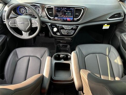 New 2025 Chrysler Pacifica Select image 15