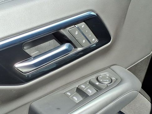 Used 2025 Chevrolet Suburban Z71 image 20