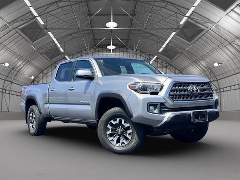 Used 2017 Toyota Tacoma TRD Off-Road w/ Tow Package AWD/4WD image 14