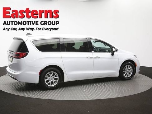 Used 2023 Chrysler Pacifica Touring-L FWD image 44
