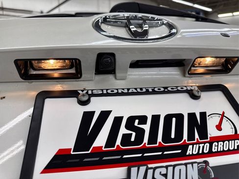 Used 2017 Toyota Highlander AWD V6 image 16