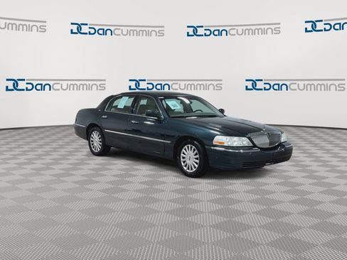 Used 2003 Lincoln Town Car Signature RWD image 2