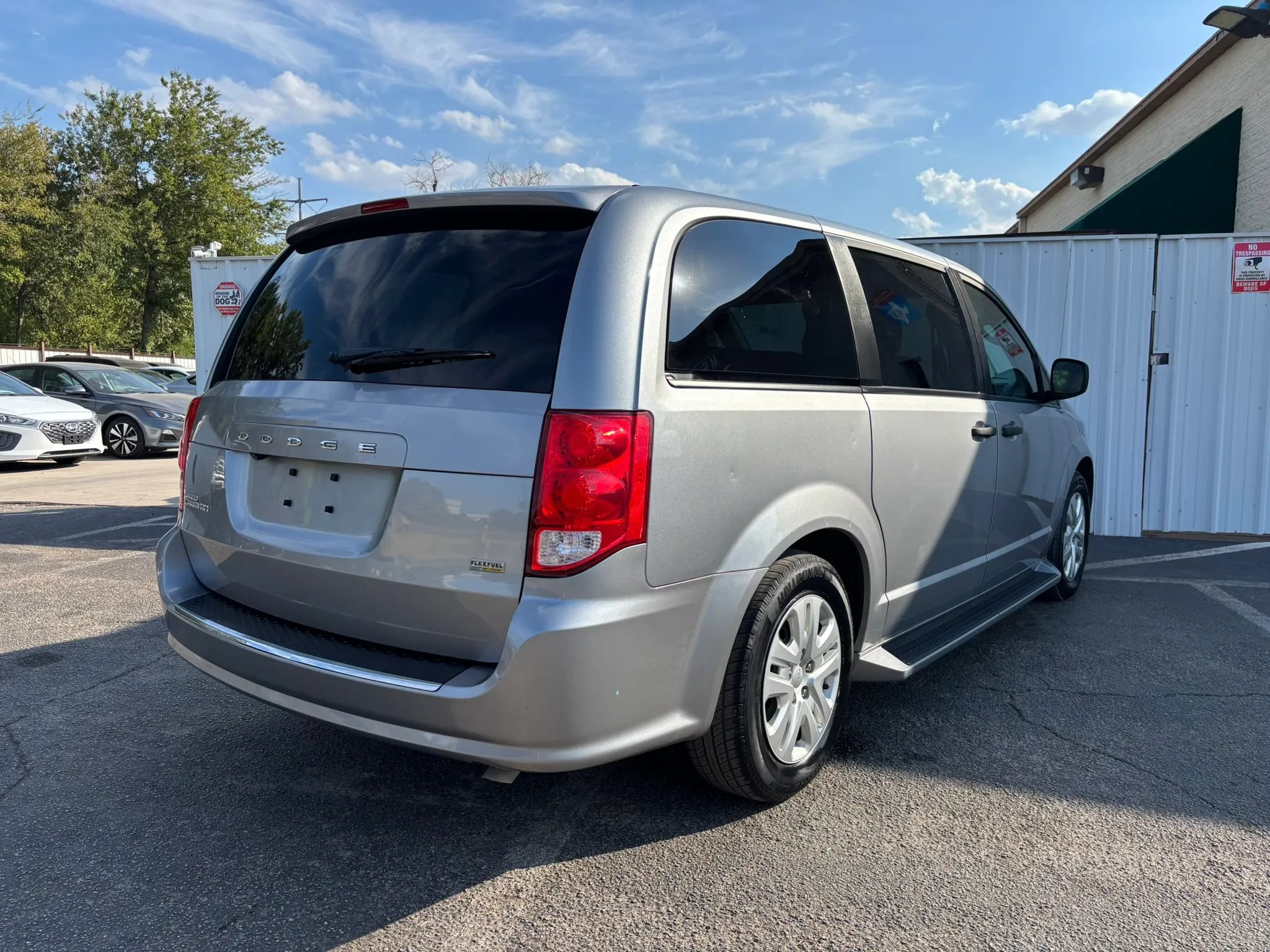 Used 2019 Dodge Grand Caravan SE w/ UConnect Hands-Free Group FWD image 6