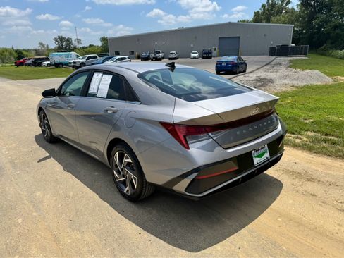 Used 2025 Hyundai Elantra SEL FWD image 7