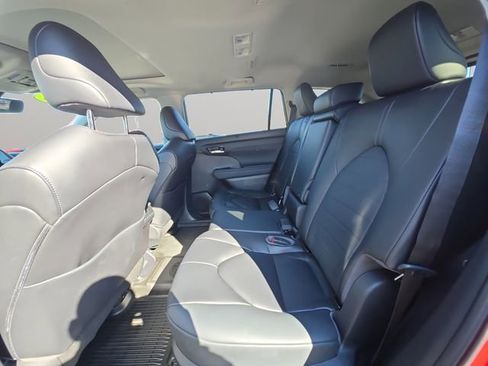 Used 2023 Toyota Highlander XLE image 12