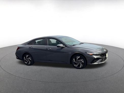 Used 2025 Hyundai Elantra SEL FWD image 2