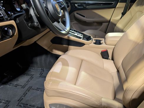 Certified 2026 Porsche Macan AWD/4WD image 4