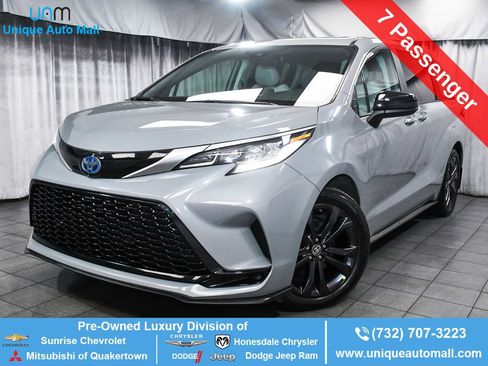 Used 2024 Toyota Sienna XSE FWD image 1