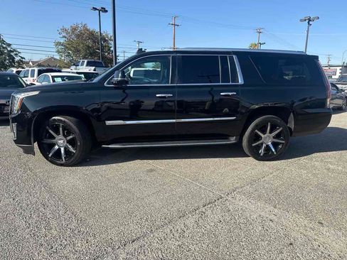 Used 2015 Cadillac Escalade ESV Luxury RWD image 2
