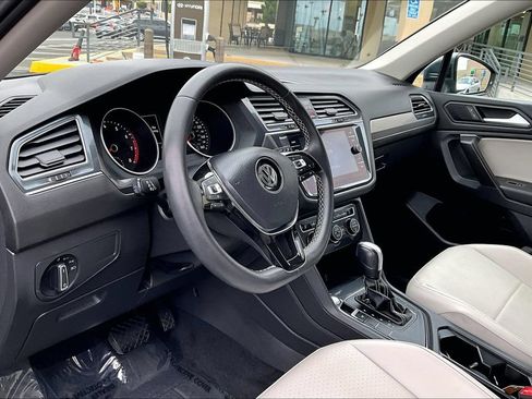 Used 2021 Volkswagen Tiguan SE FWD image 9