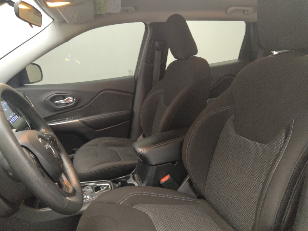 Used 2019 Jeep Cherokee Latitude w/ Popular Appearance Group FWD image 17