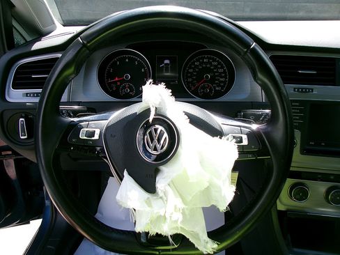 Used 2017 Volkswagen Golf SE image 19