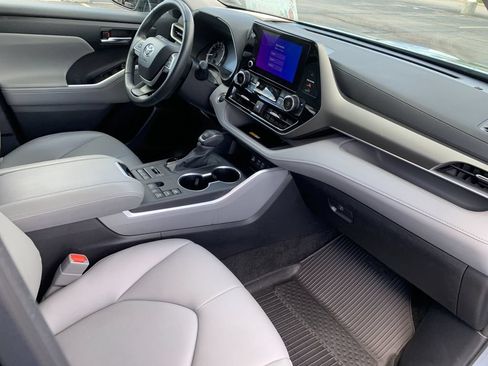 Used 2024 Toyota Highlander XLE AWD/4WD image 18