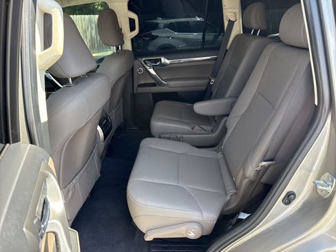 Used 2023 Lexus GX 460 Premium w/ Accessory Package AWD/4WD image 10