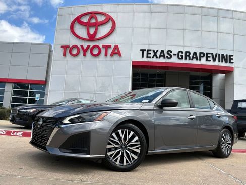 Used 2025 Nissan Altima 2.5 SV FWD image 2