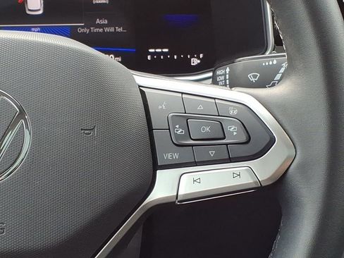 Certified 2025 Volkswagen Taos SE image 12