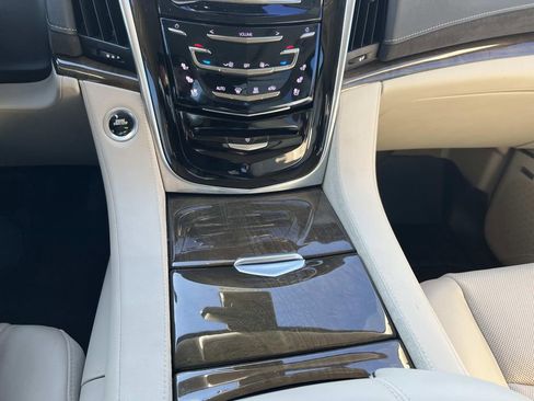 Used 2020 Cadillac Escalade Premium Luxury image 38