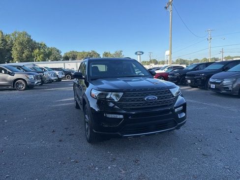 Used 2022 Ford Explorer XLT w/ Equipment Group 202A image 7