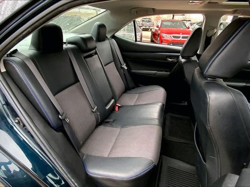 Used 2018 Toyota Corolla SE w/ SE Premium Package image 19