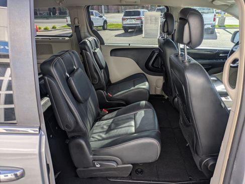 Used 2015 Chrysler Town & Country Touring w/ Driver Convenience Group FWD image 33