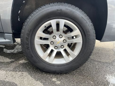 Used 2018 Chevrolet Suburban LT image 8
